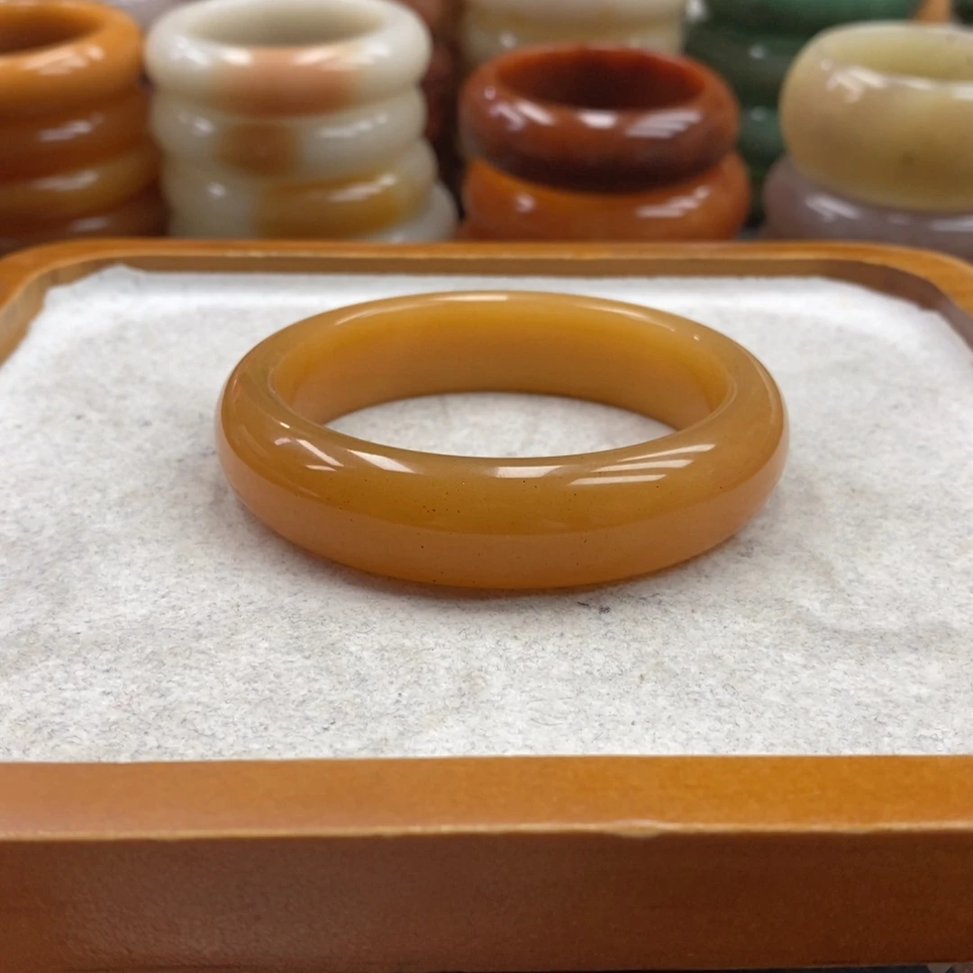 石英岩玉未镶嵌手镯（圆镯）