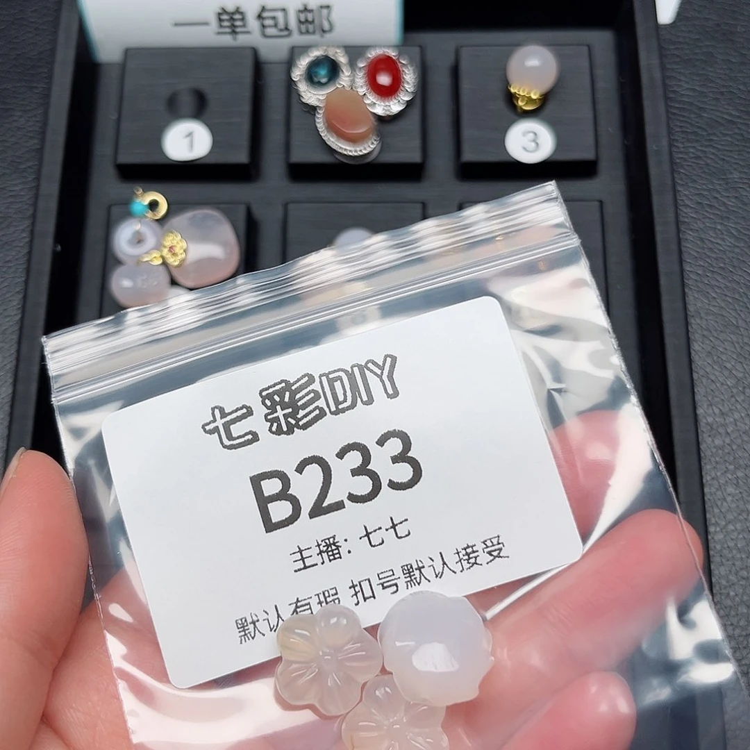 玛瑙/玉髓颈饰合金哆**梦