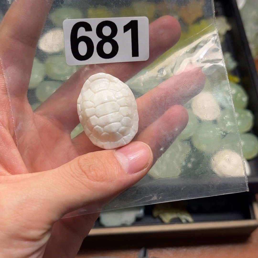 蛇纹石玉颈饰合金