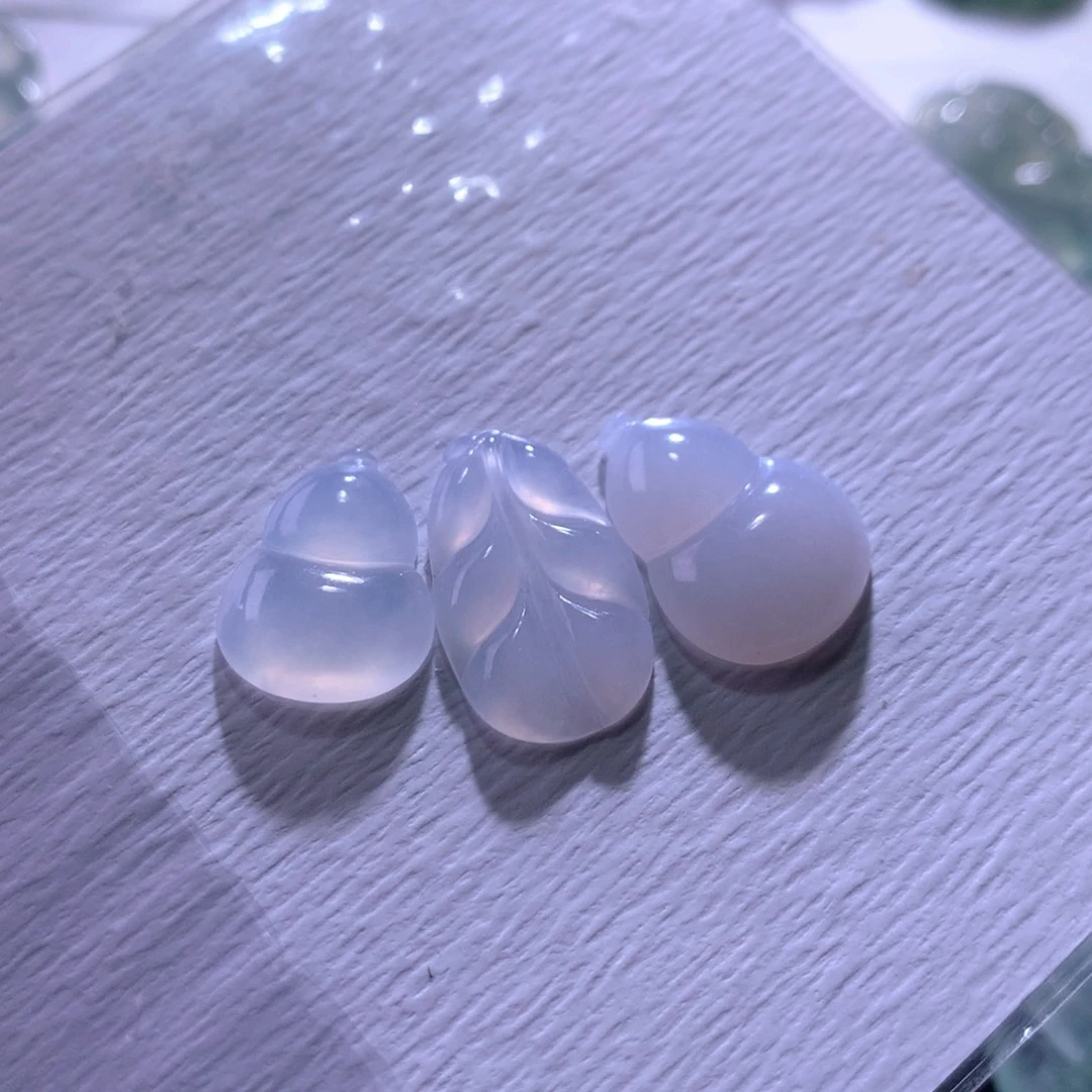 翡翠未镶嵌颈饰一手