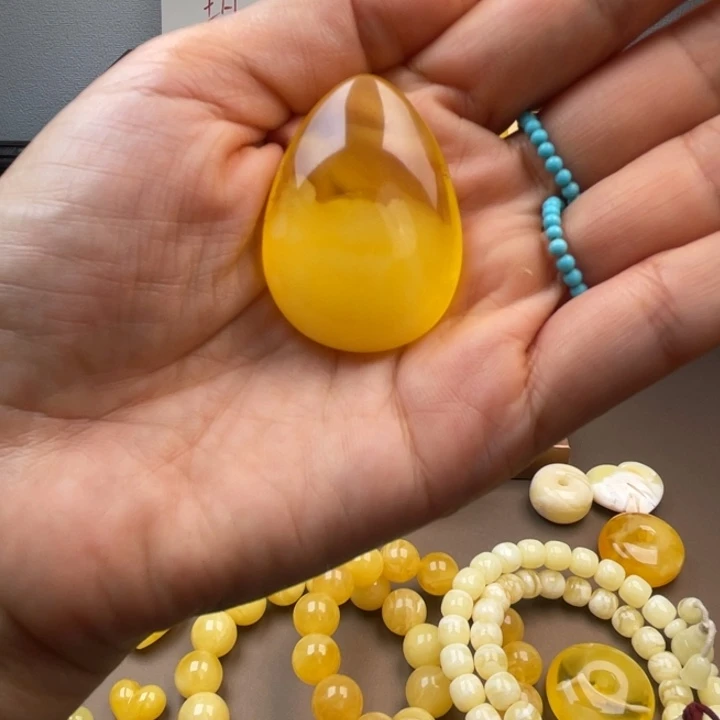 琥珀未镶嵌颈饰蜜蜡