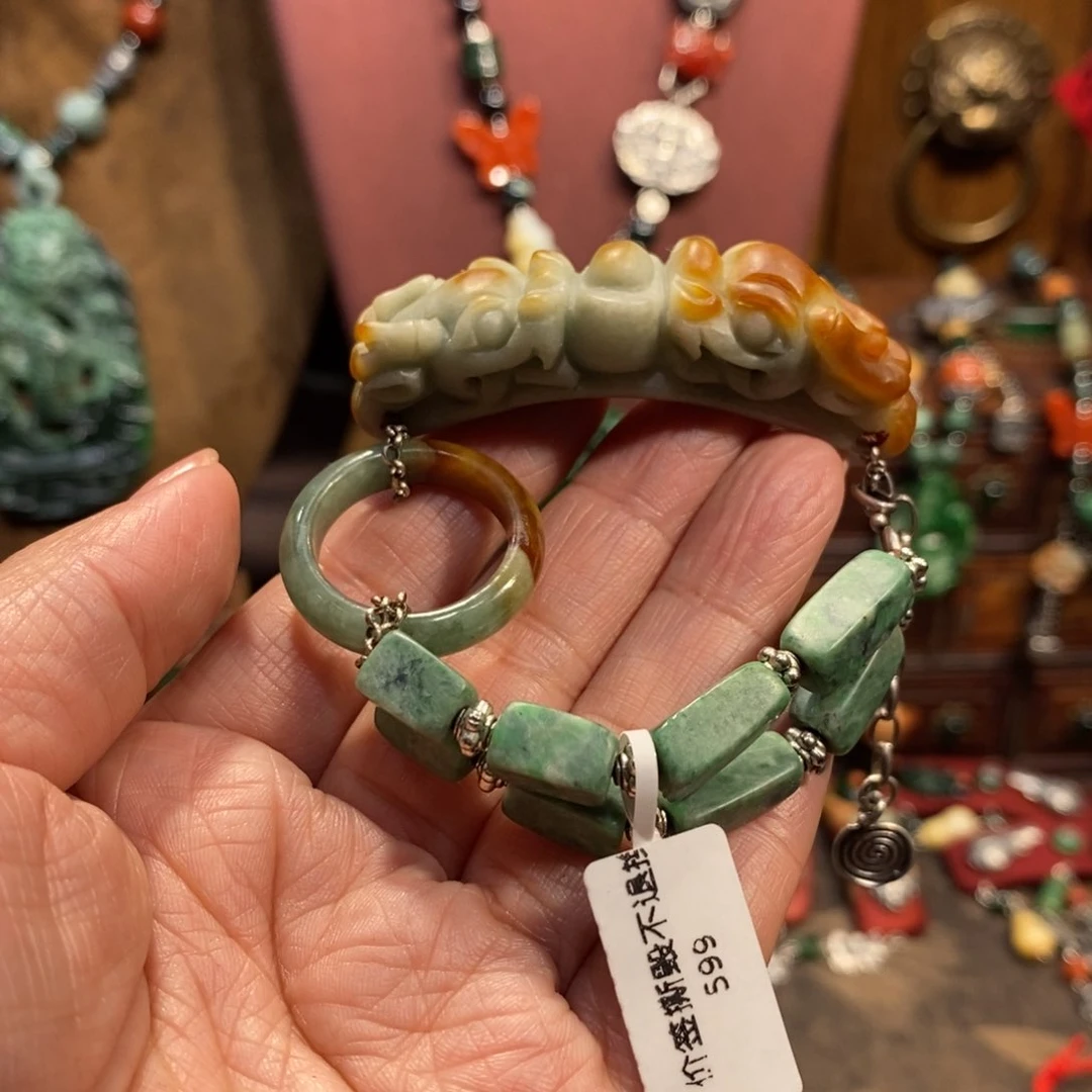 翡翠吊坠(赠链)未镶嵌