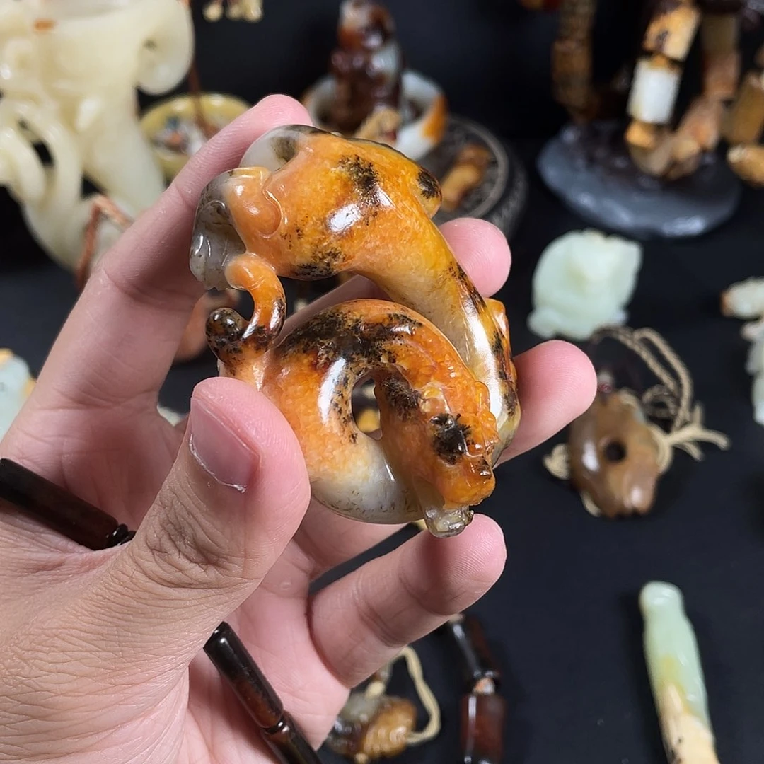 和田玉未镶嵌颈饰刘****鼓