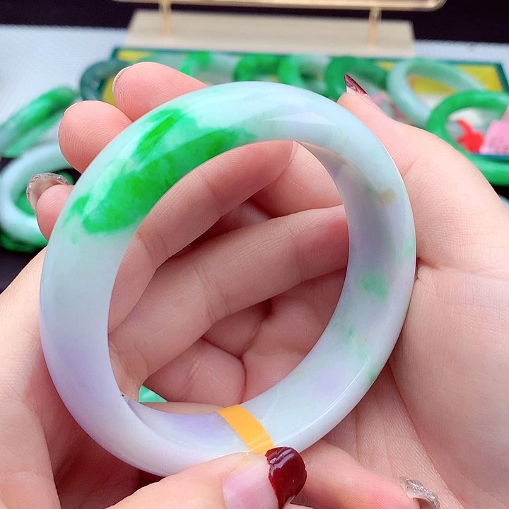 翡翠手镯未镶嵌翡翠