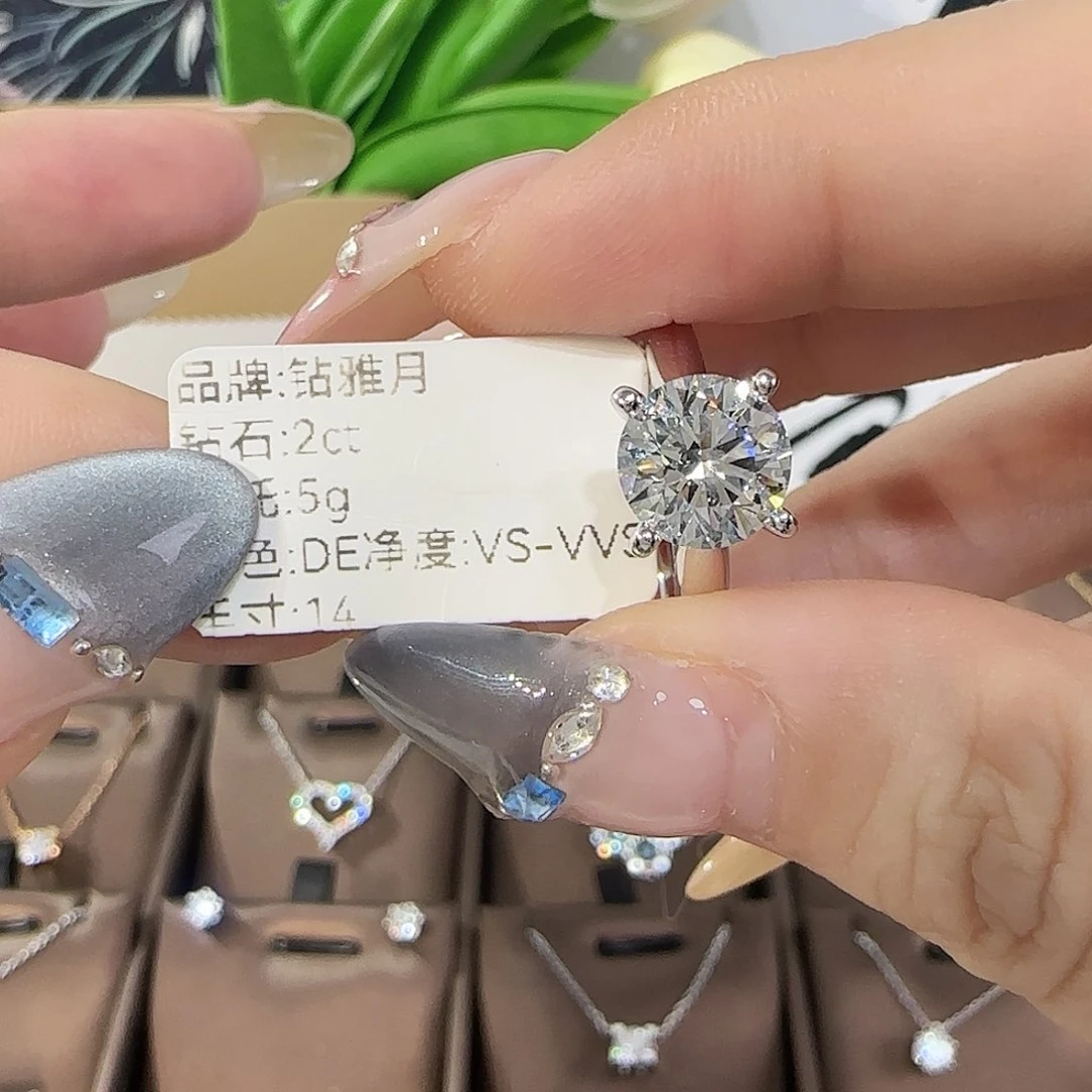 18K金镶嵌合成钻石2克拉四爪