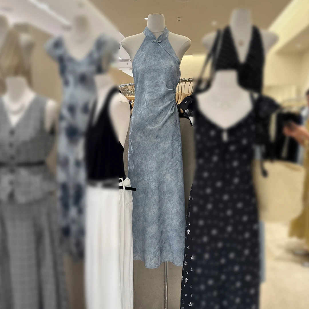 十三行2025夏季新中式立领盘扣修身褶皱长款蓝色挂脖背心连衣裙女