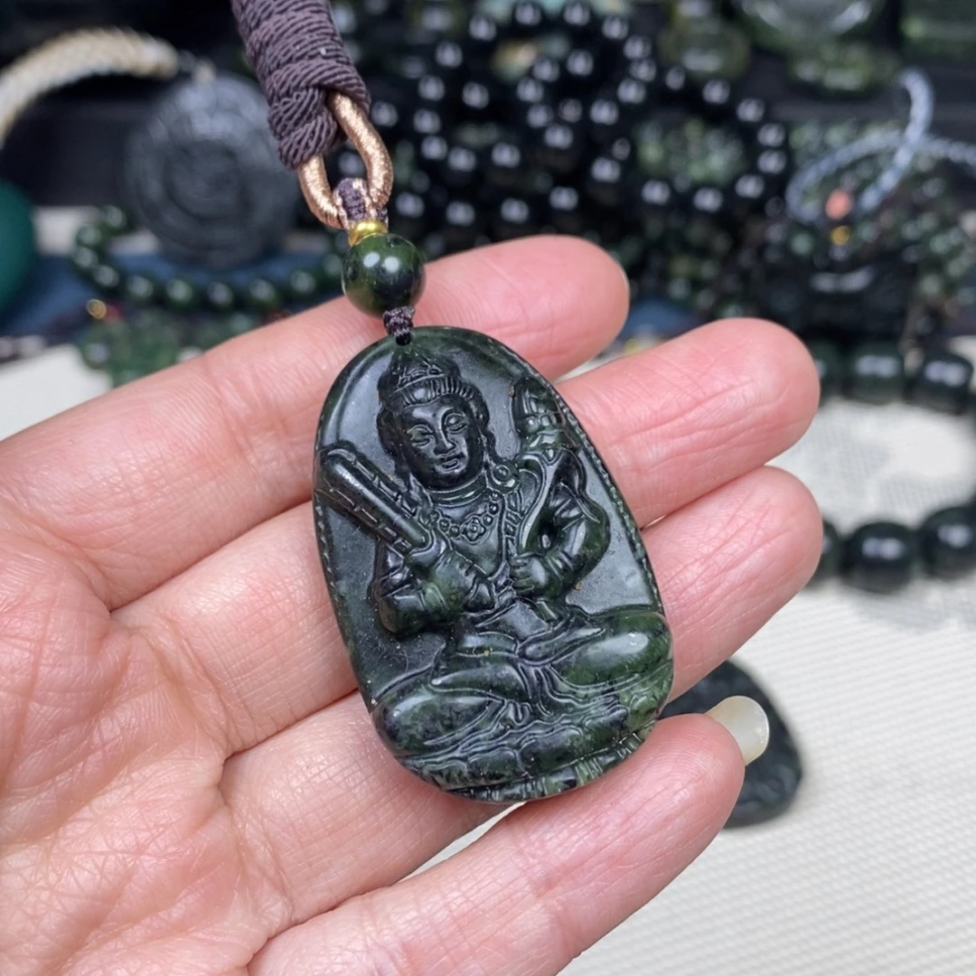 蛇纹石玉未镶嵌颈饰牛虎守护，虚空藏