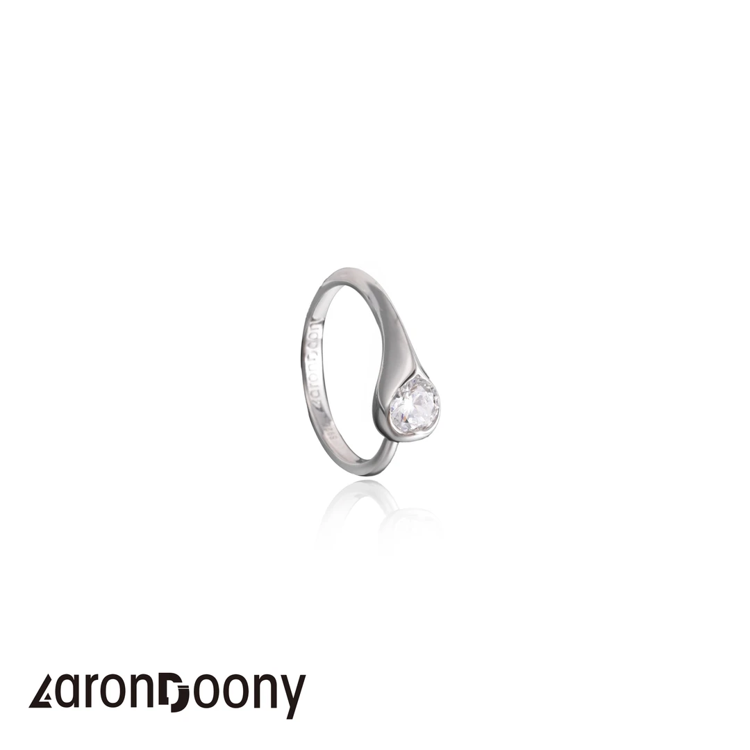 925银合成锆石戒指 S925银轻奢气质一滴泪戒指R113