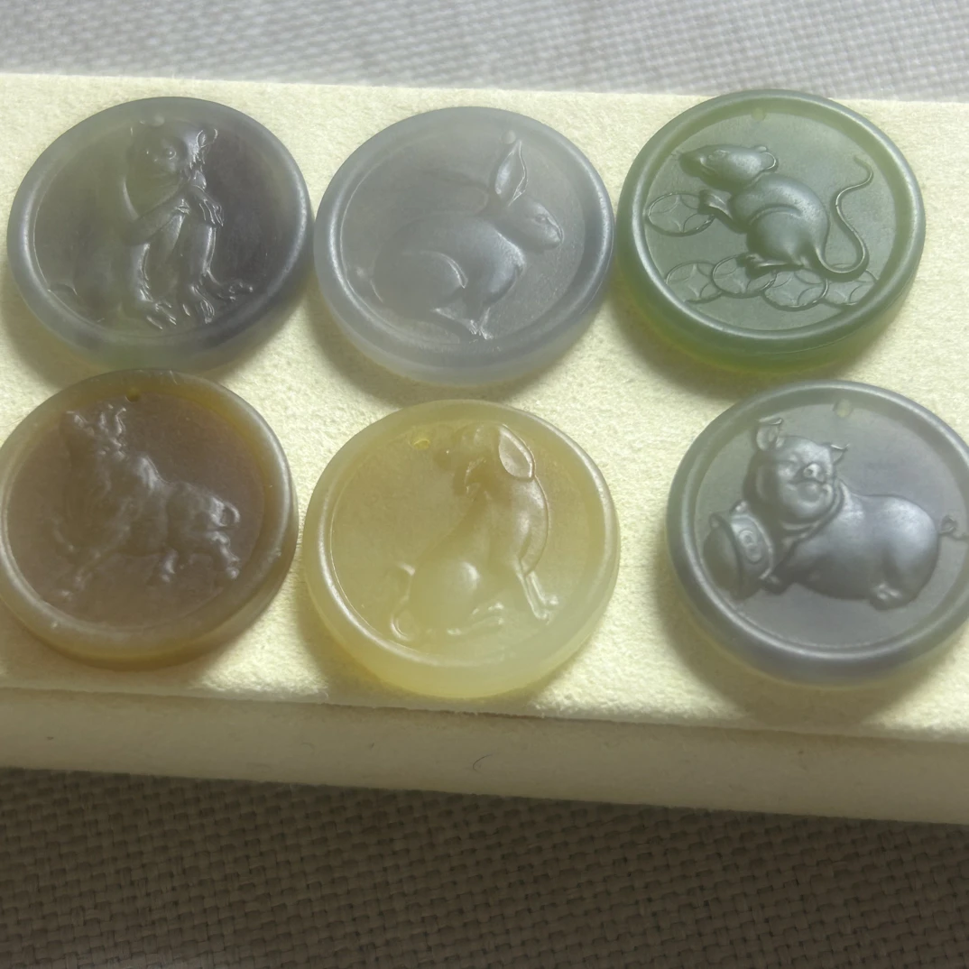 天然和田玉十二生肖牌牌，颜色好看，做工精致，多样性发其中一