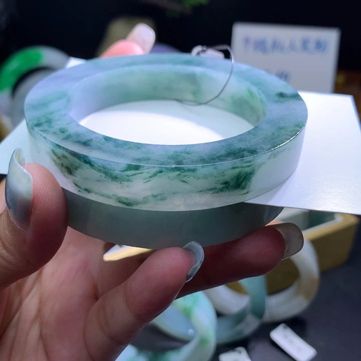 定制翡翠未镶嵌翡翠手镯