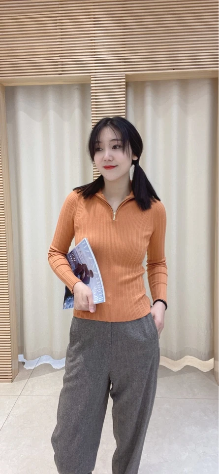 高翻领抽条拉链套衫