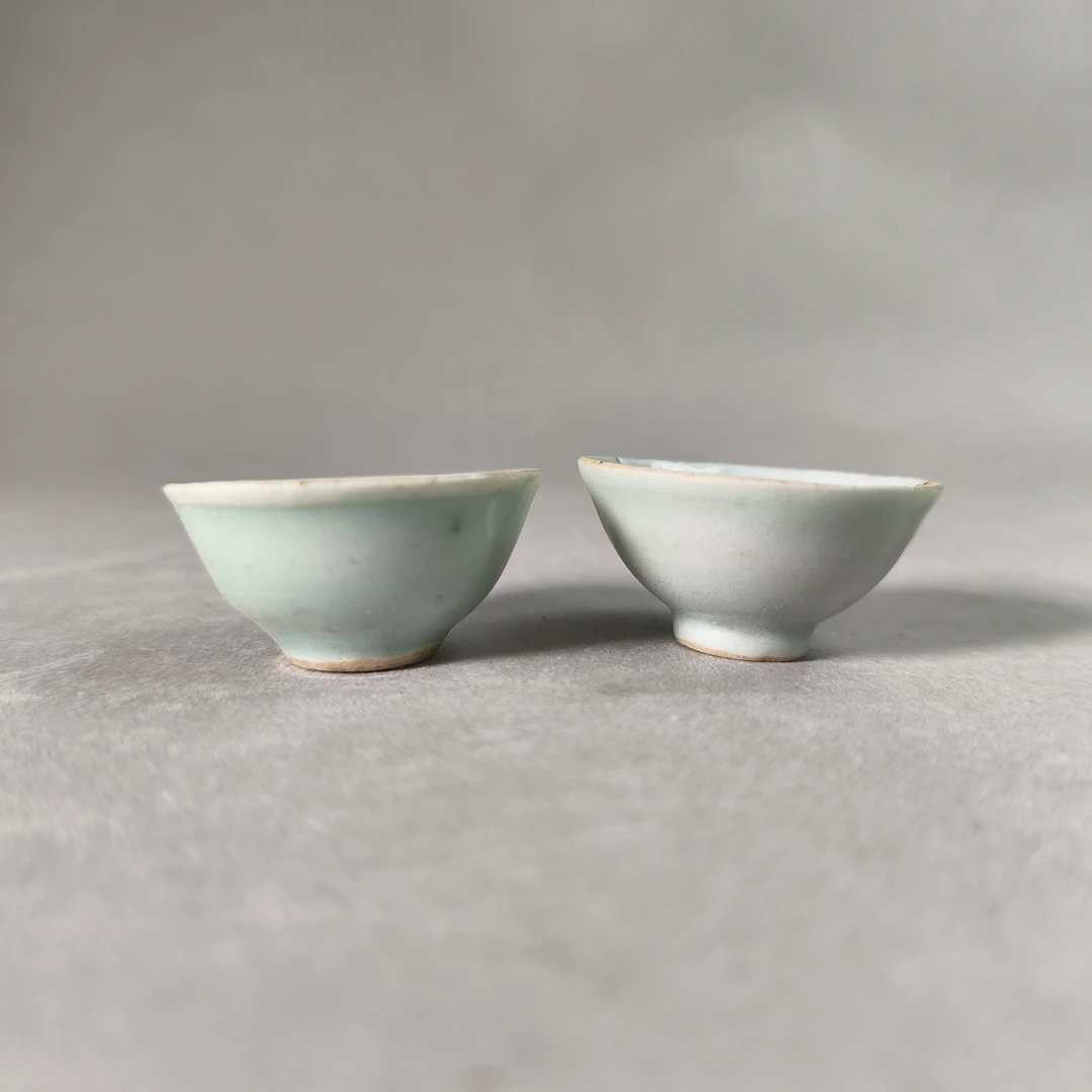 A1816清晚期豆青釉小杯（两只） 口径4.2cm
