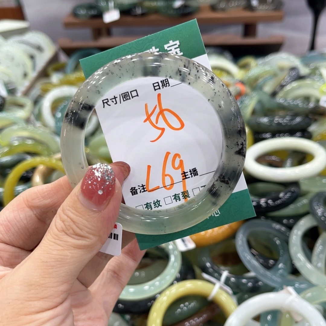 甜****蛇纹石玉未镶嵌手镯