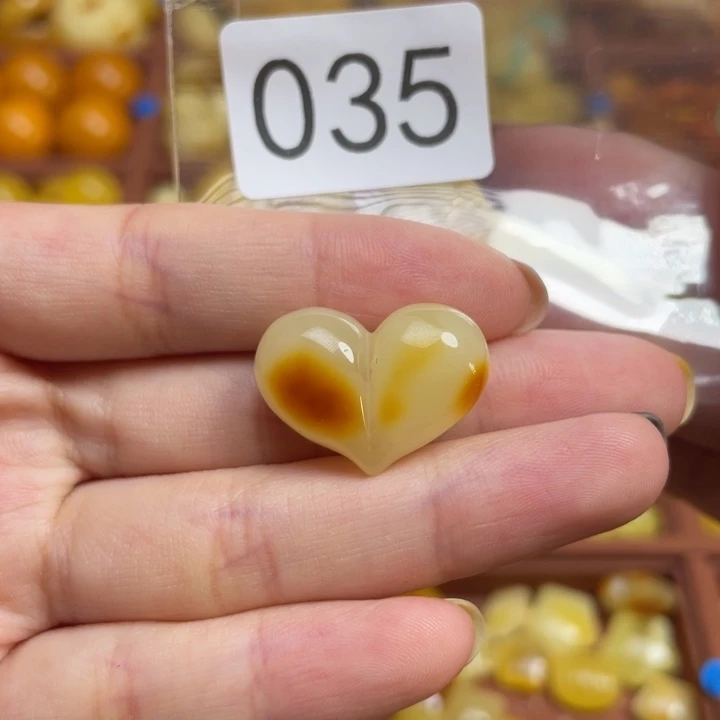 蜜蜡未镶嵌珠宝奇石满蜡白俏色小屁桃可挑选