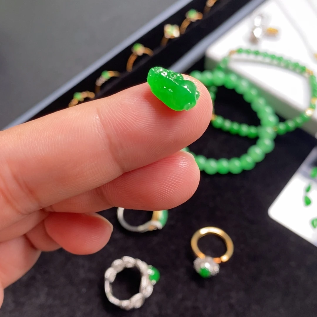 裸石翡翠阳绿貔貅