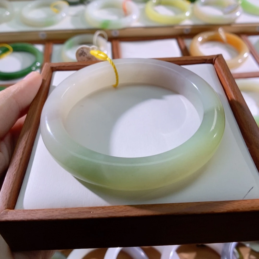 【闪购商品】未镶嵌手镯和田玉（翠青玉）