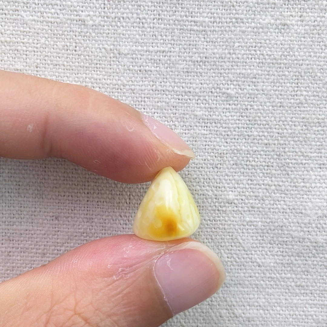 琥珀未镶嵌裸石奶酪