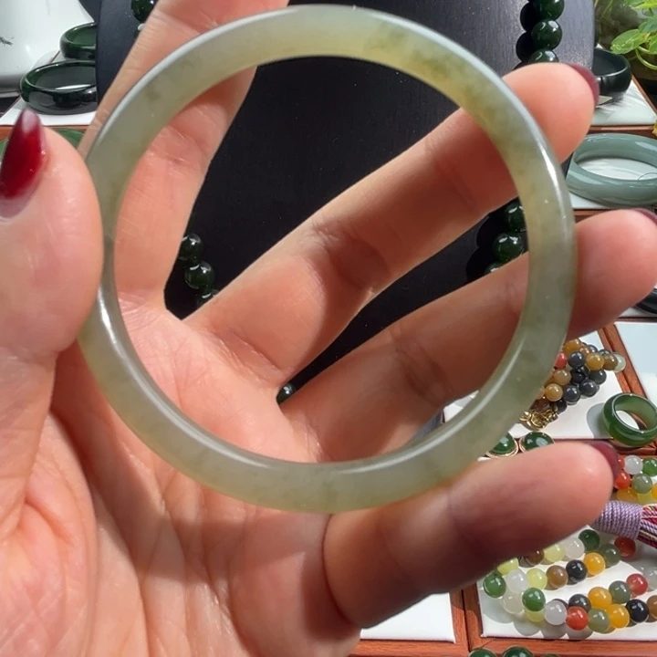 和田玉手镯未镶嵌半****?青海美人条