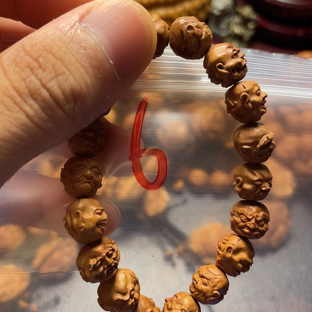 龙纹桃核雕刻瑕疵罗汉