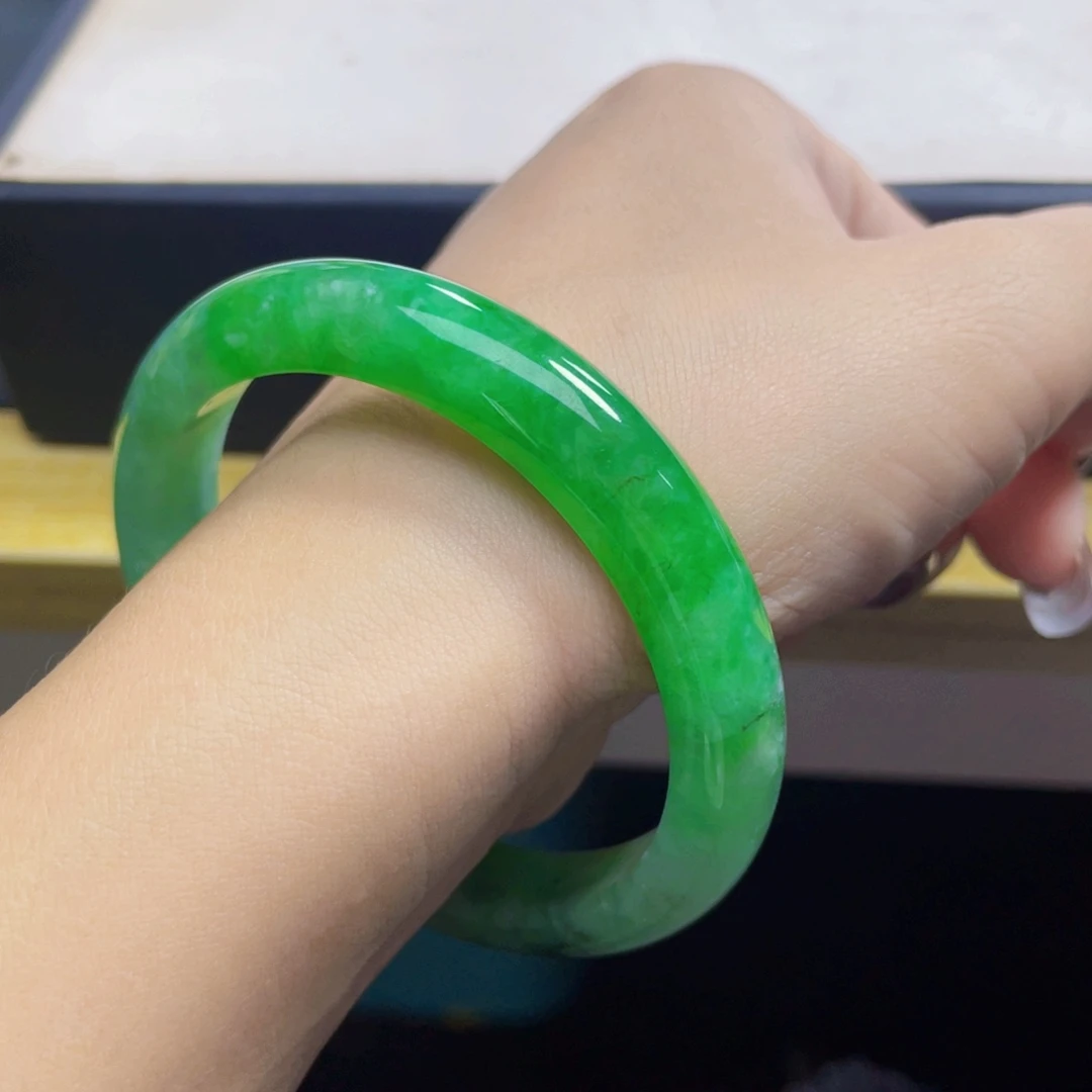 翡翠未镶嵌手镯54圈有纹色絮扣手不退换