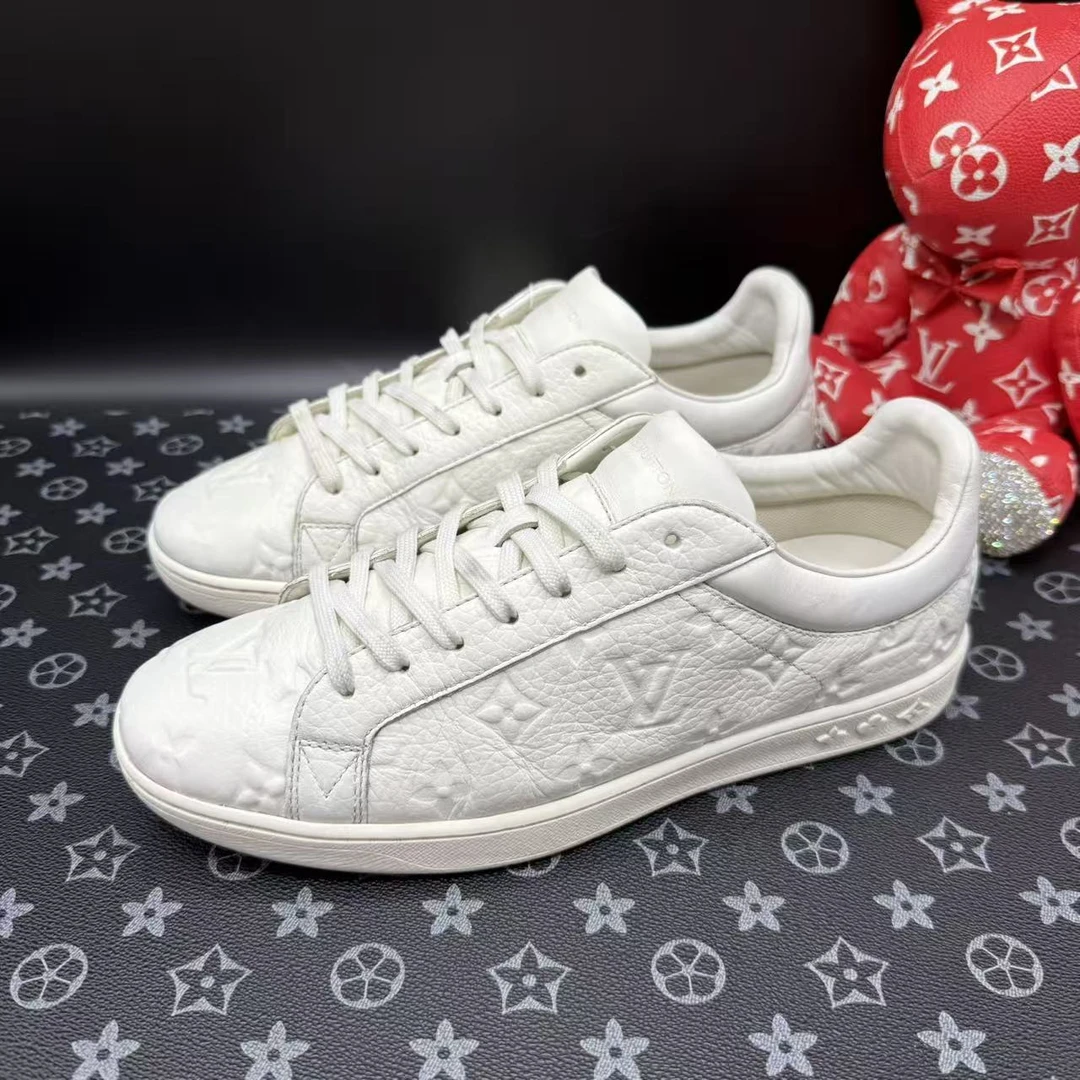 95新 LouisVuitton/路易威登 白浮雕板鞋39.5欧码 kke575
