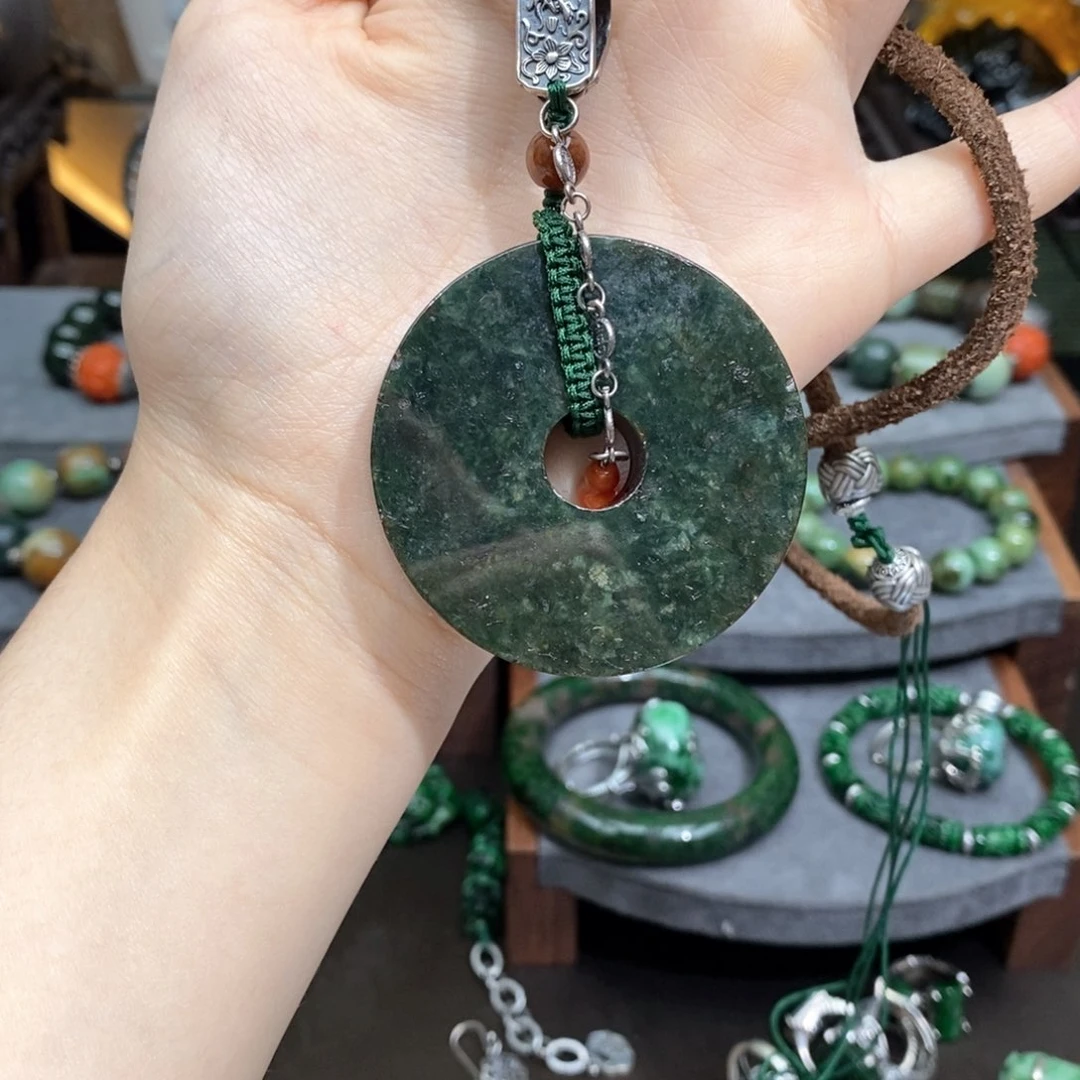 翡翠颈饰未镶嵌漂亮美眉