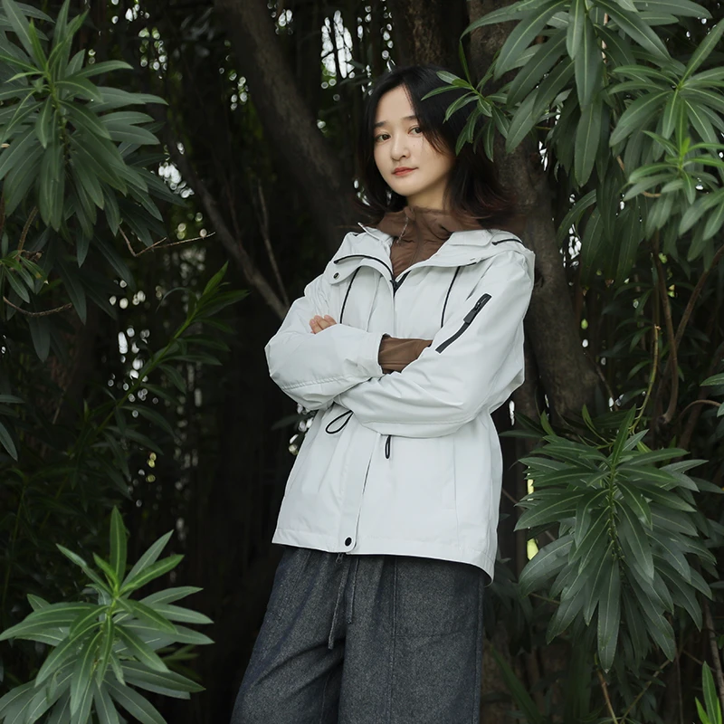 尘染独特超好看外套女2025秋季新款旅游登山服户外防水4级冲锋衣