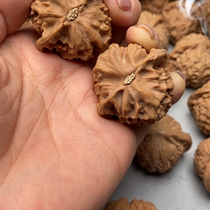 文玩核桃把件哦*呵龙鳞