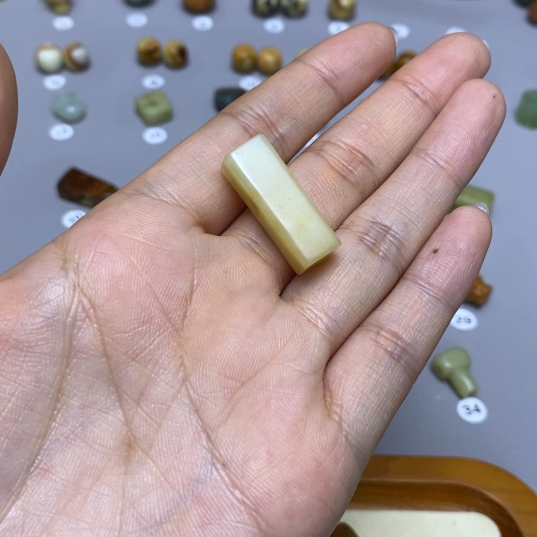 蛇纹石玉配饰合金九****月
