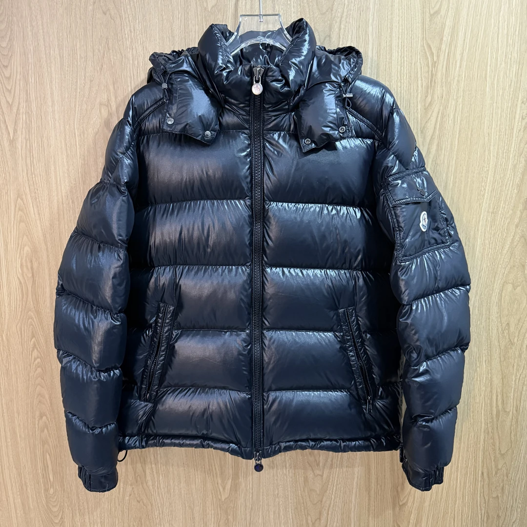 未使用 MONCLER 黑色连帽短款亮面Maya羽绒服5码2591704