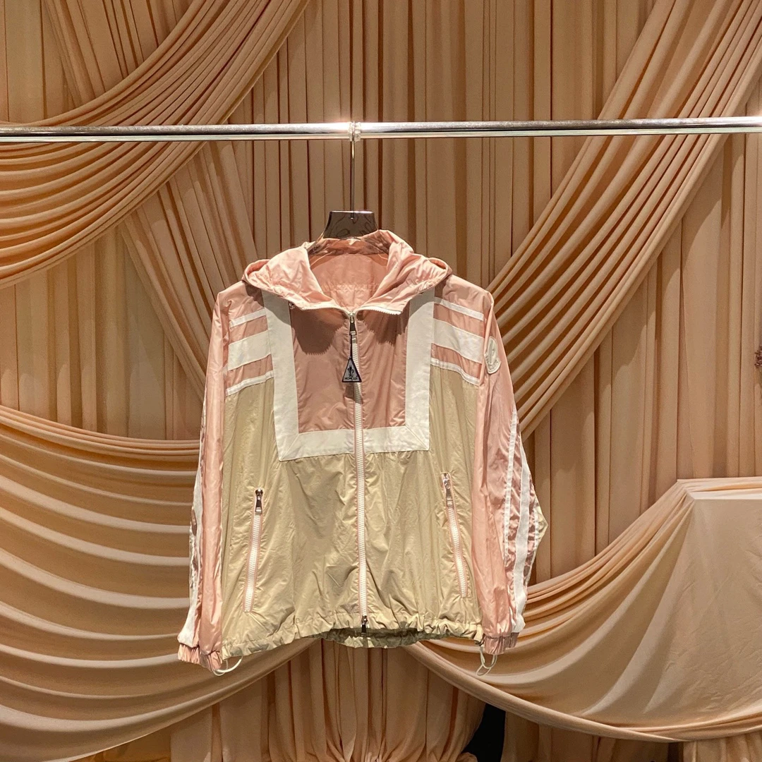 99新 MONCLER 拼色徽标连帽冲锋衣/0码/33464