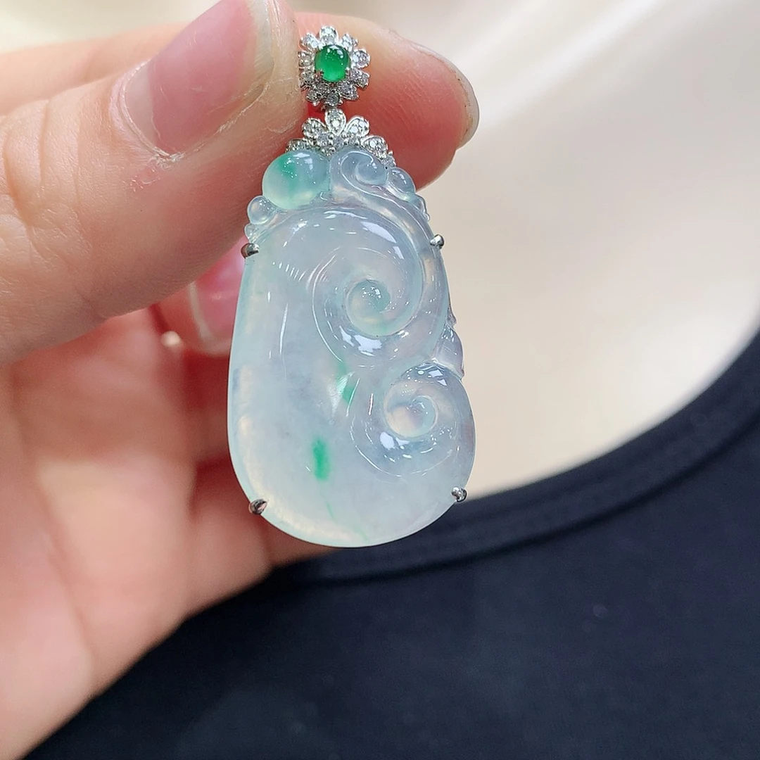 翡翠颈饰18K金镶嵌如意