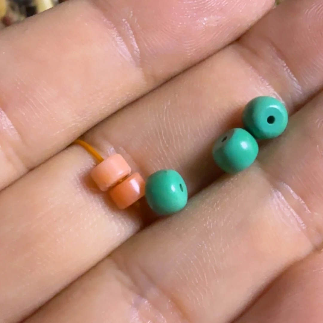 在***褂颈饰琉璃珠子如图