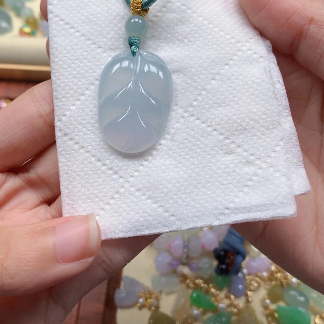 是***姐翡翠未镶嵌颈饰是