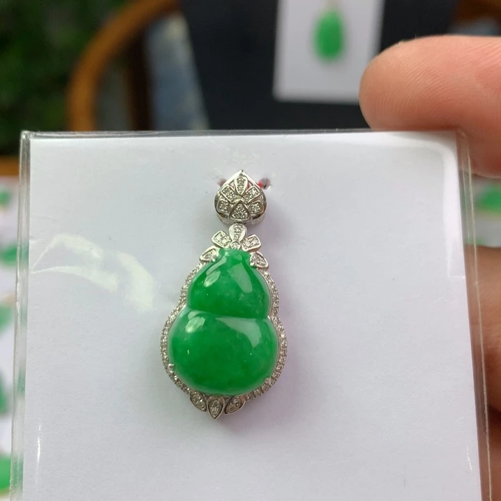 翡翠18K金镶嵌颈饰