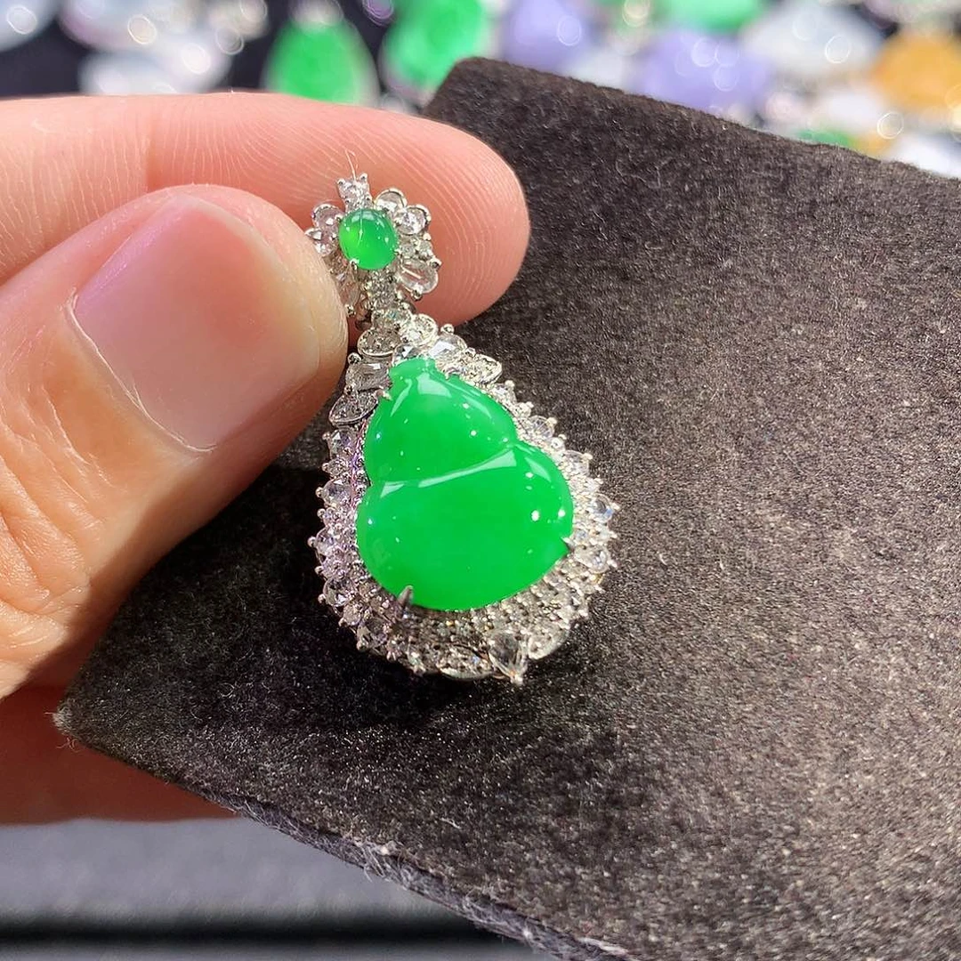 C***Z翡翠18K金镶嵌吊坠(赠链)