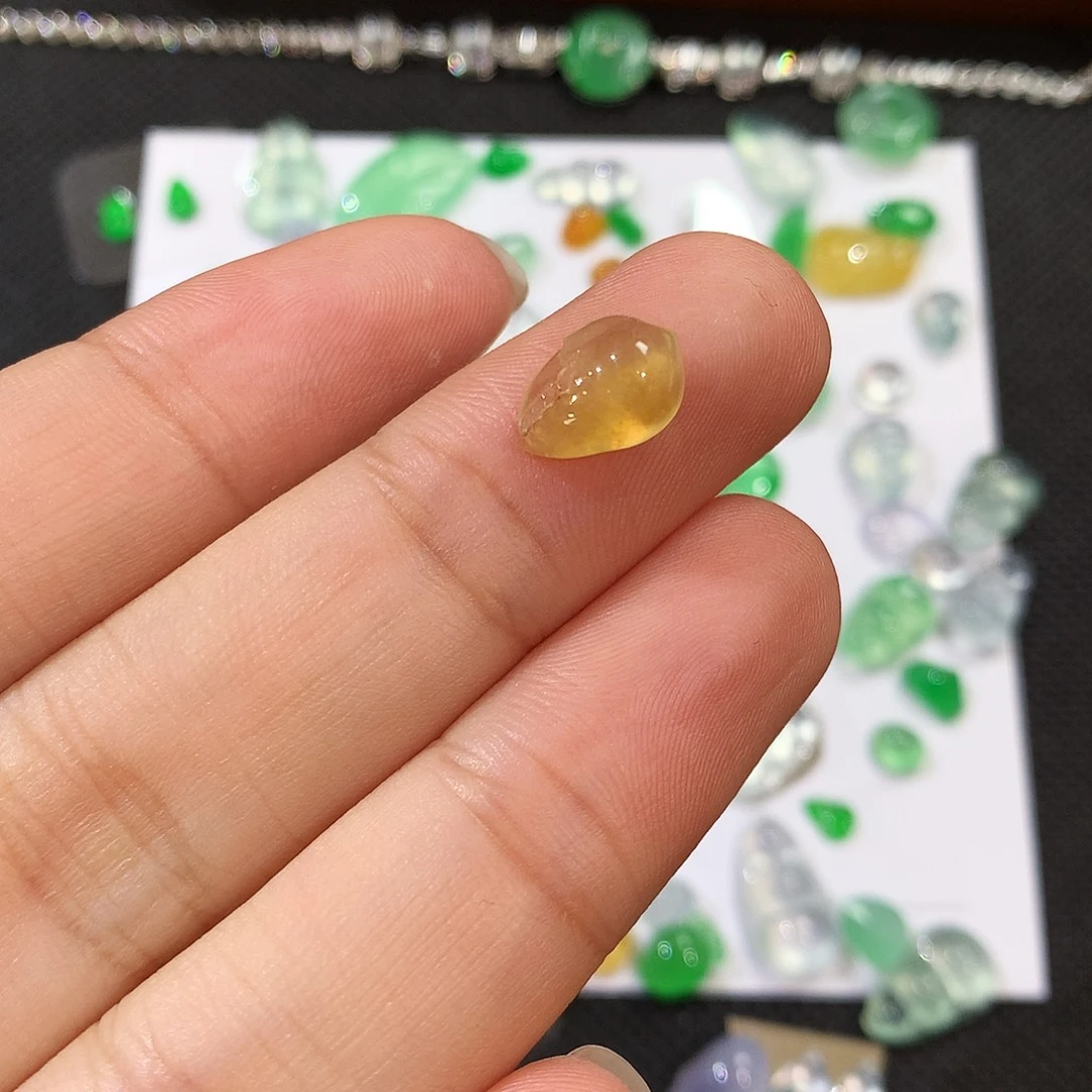 翡翠裸石饱满蟹钳