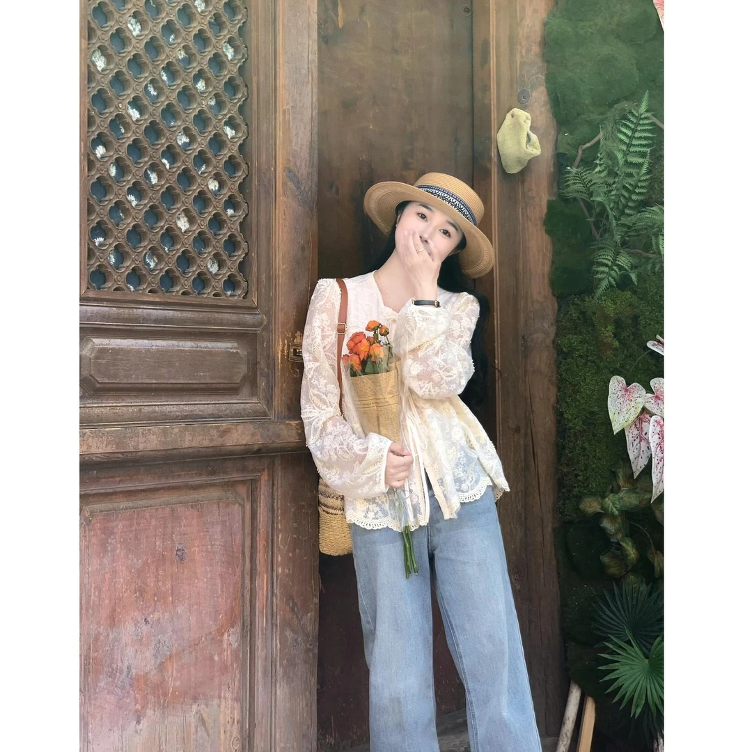 2025年春夏新款小众洋气刺绣蕾丝拼接衬衫女搭配牛仔裤气质两件套