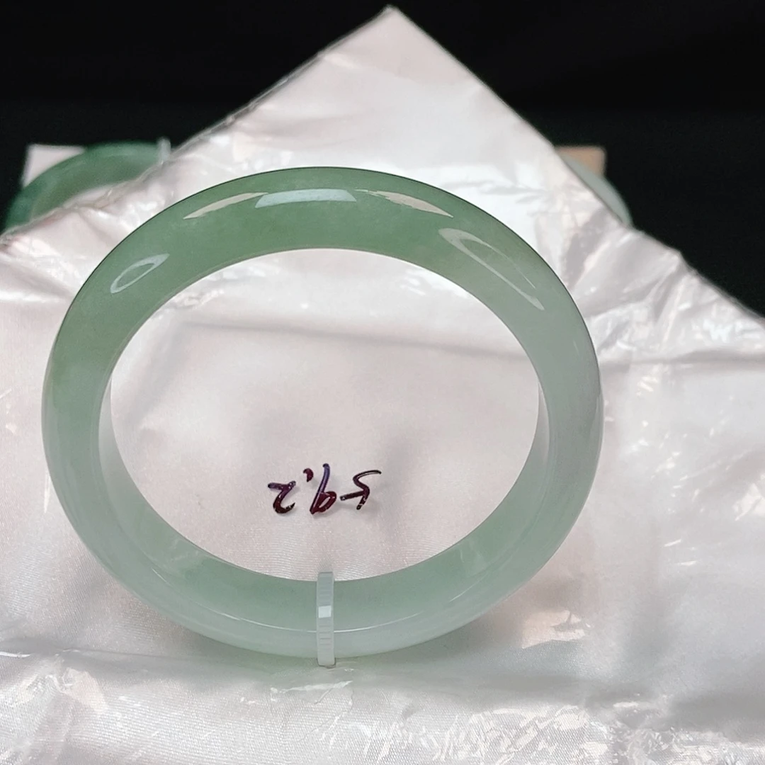 翡翠手镯未镶嵌正圈