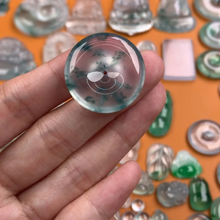 翡翠挂件未镶嵌……..