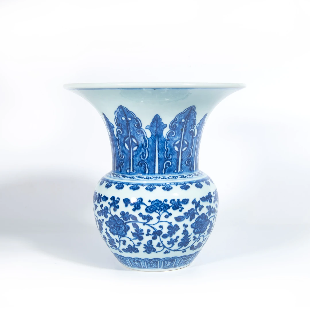 （预展）13.清乾隆 唐英风格青花缠枝花卉纹尊