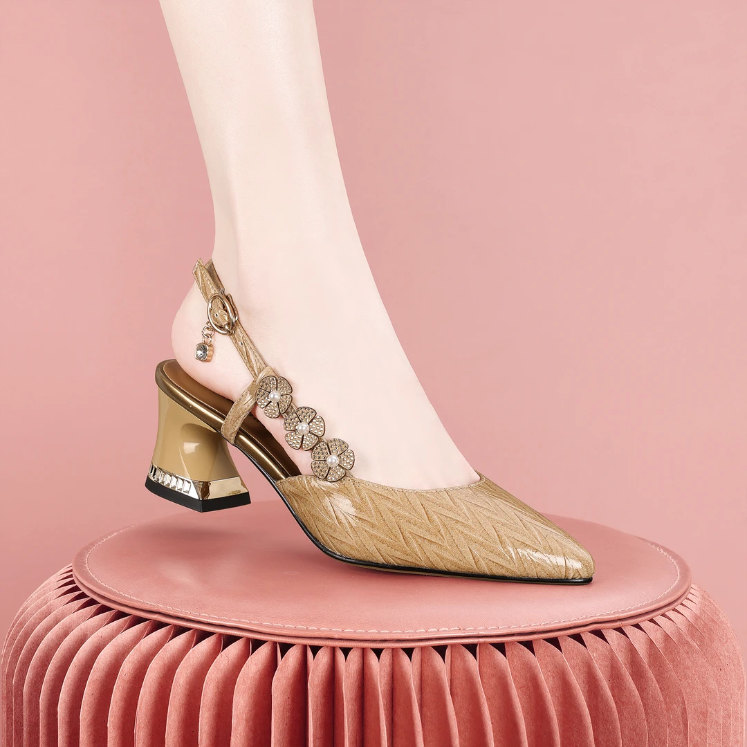 梵芮诗2025新款包头尖头拼色外穿时尚钻饰气质粗跟女凉鞋-J1259