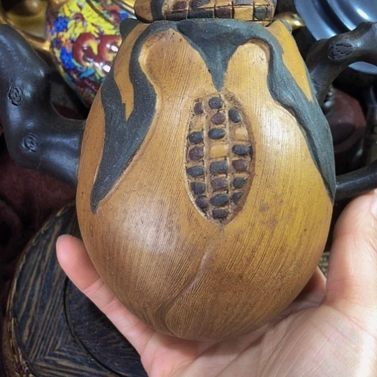 茶壶紫砂原矿泥料手工制作的紫砂壶。