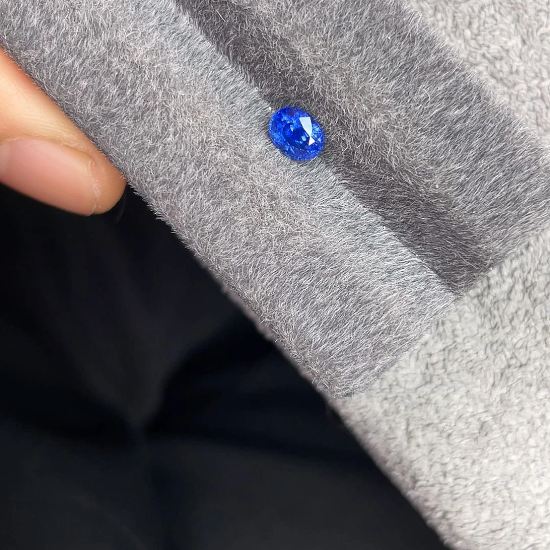 蓝宝石裸石未镶嵌0.954Ct。