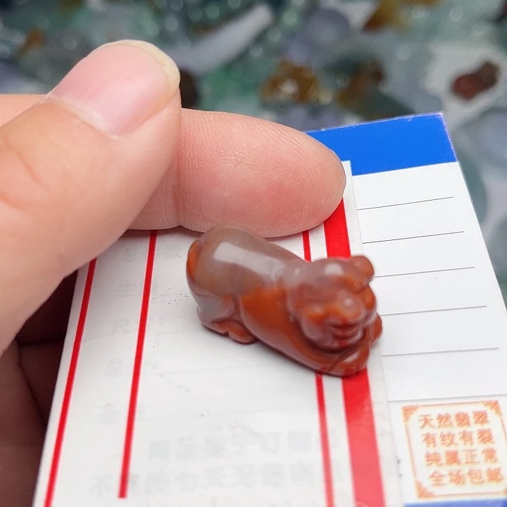 翡翠颈饰未镶嵌新疆三彩玉。福猪