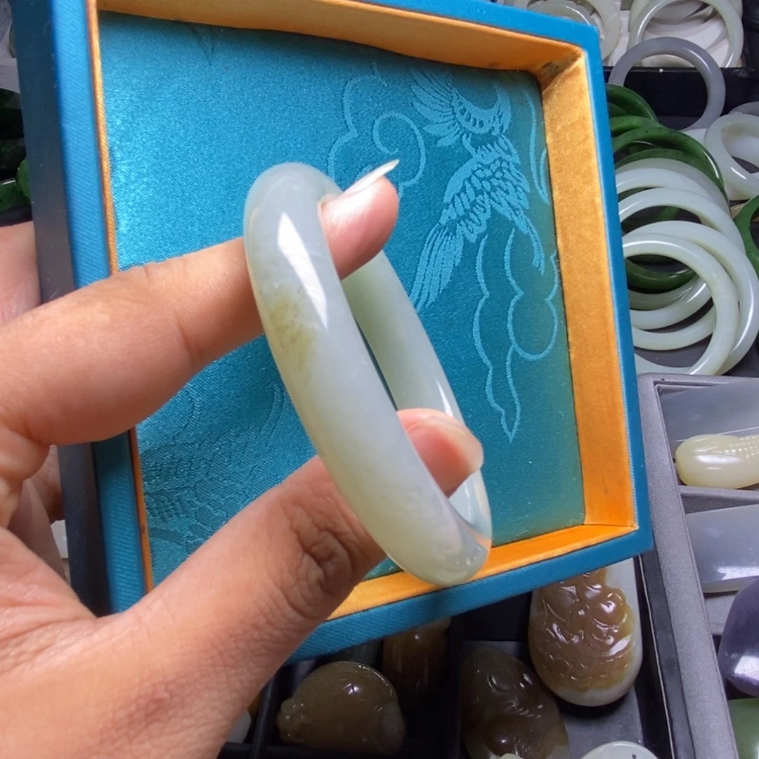 和田玉未镶嵌手镯