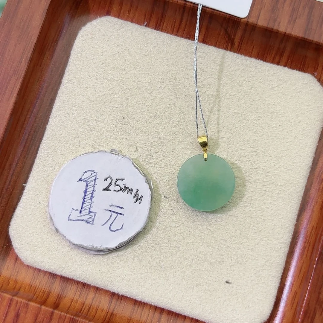 我***陈翡翠18K金镶嵌颈饰无事牌
