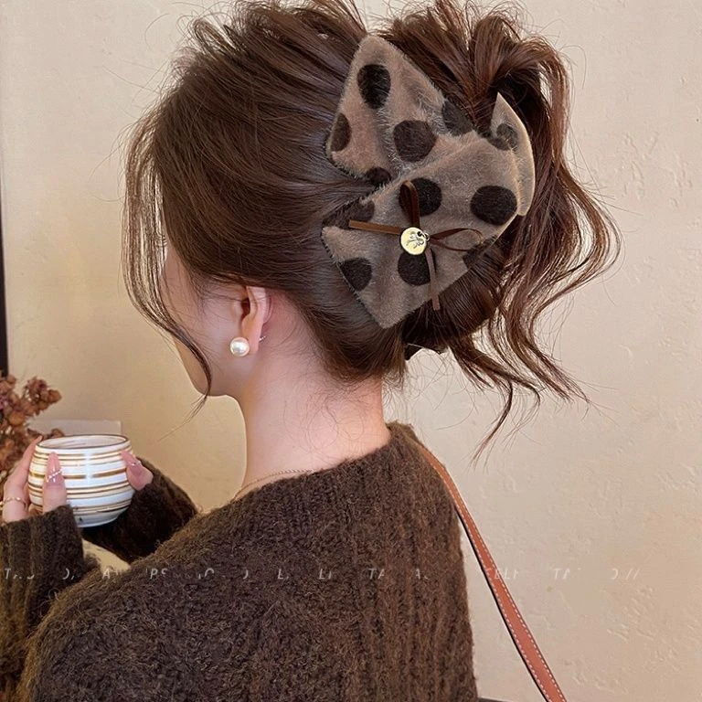 三角女波点头饰毛绒鲨鱼2025新款大号发夹秋冬发饰法式赫本风抓夹