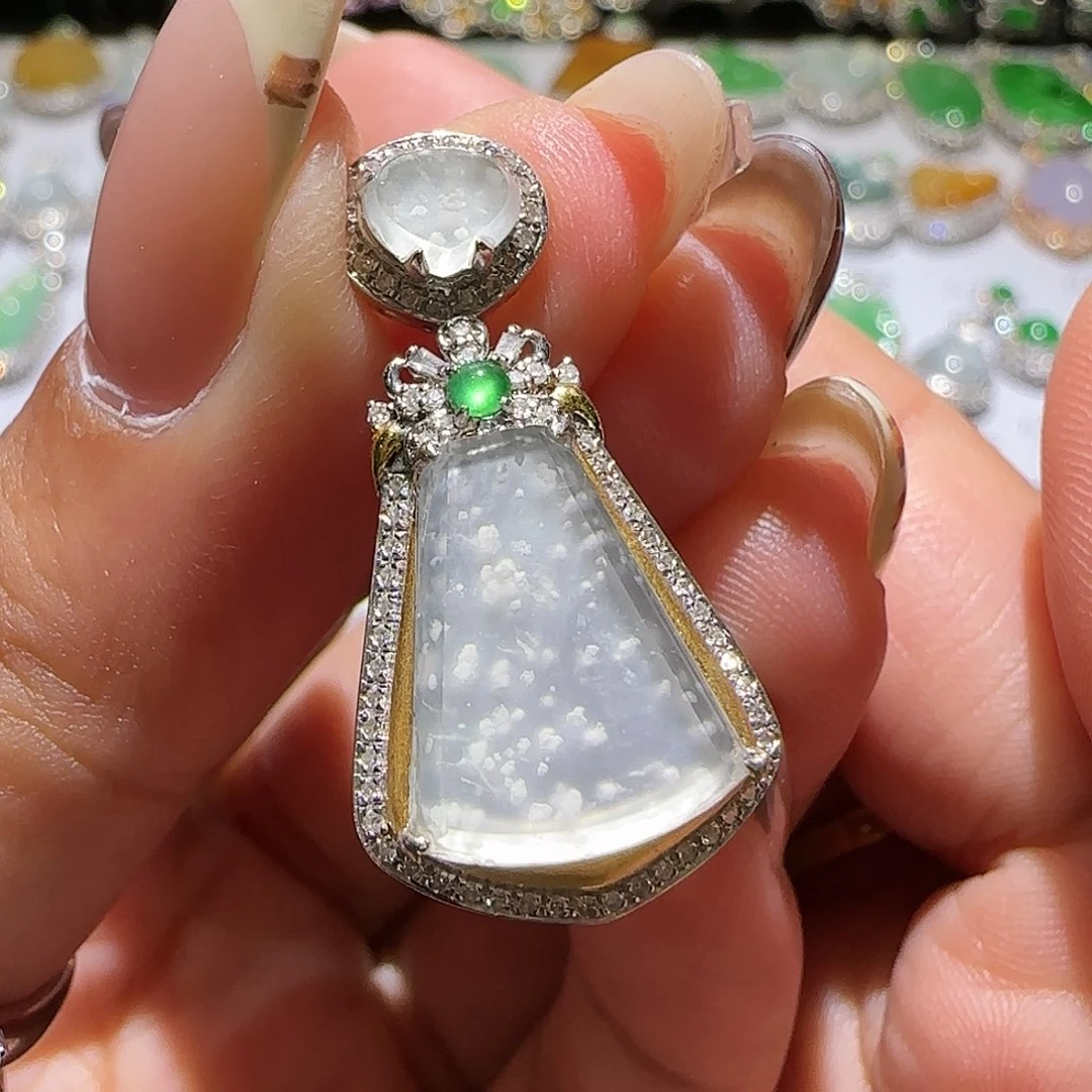 【闪购商品】颈饰18K金镶嵌翡翠天然