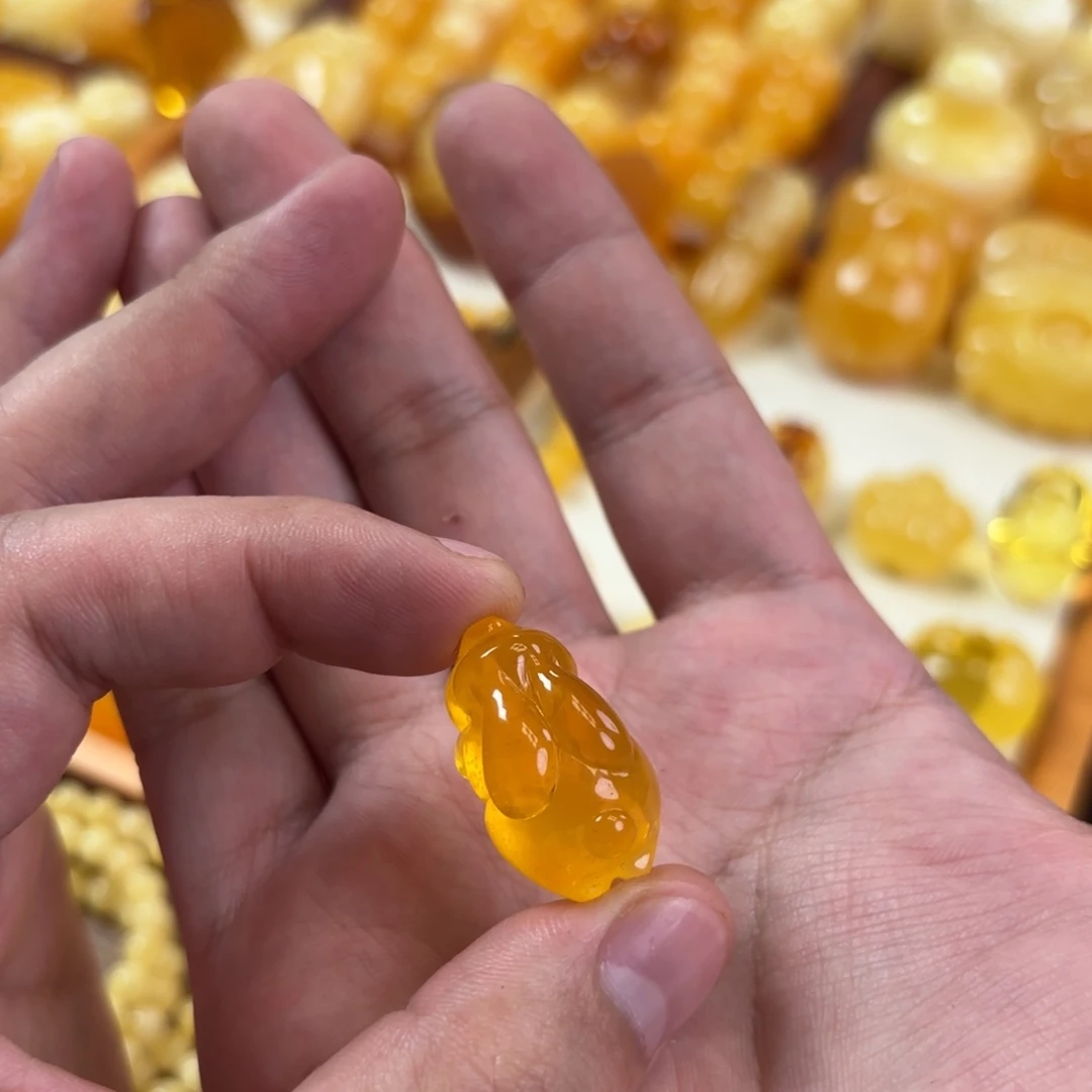 蜜蜡未镶嵌裸石兔子